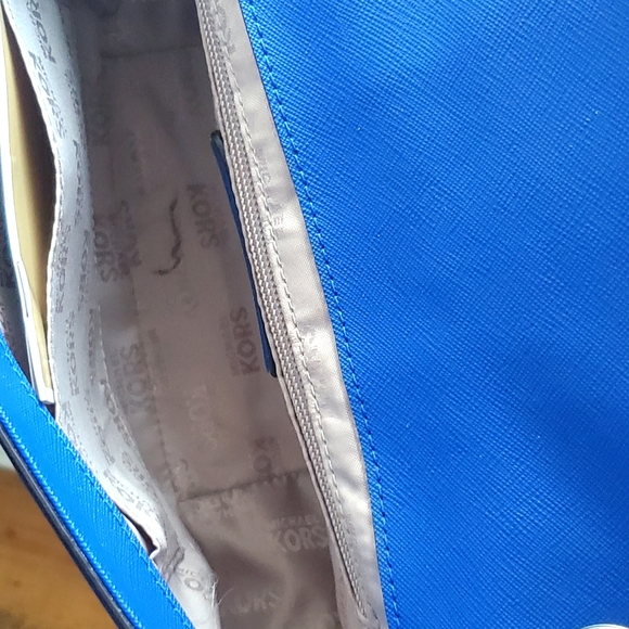 LIKE NEW* Michael Kors Tina Electric Blue ๐ Perforated Floral Shoulder Bag - Picture 8 of 12